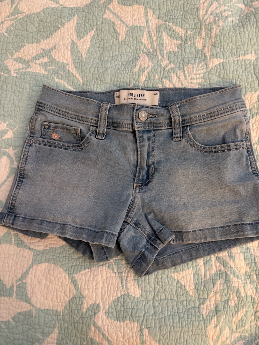 Hollister Faded Blue Low-Rise Denim Shortie Short - women’s 0 / w25